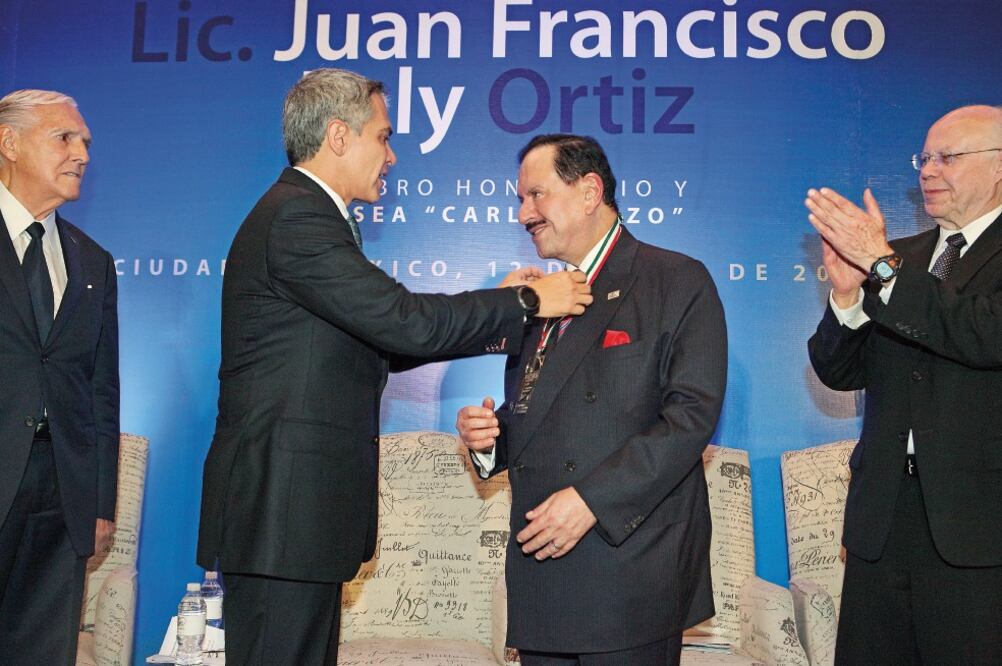 El Licenciado Juan Francisco Ealy Ortiz recibió la medalla Carlos Lazo de manos del jefe de Gobierno de la Ciudad de México, Miguel Ángel Mancera, acompañado de José Narro, secretario de Salud (LUCÍA GODÍNEZ. EL UNIVERSAL)