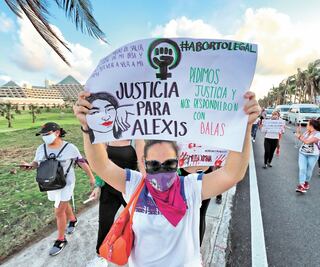 Protestan en zona hotelera de Cancún por feminicidios