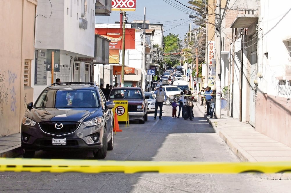 Zona. En la calle Amado Nervo y Abasolo, en el primer cuadro de la ciudad, quedó su camioneta, afuera de un laboratorio de análisis clínicos. (CUARTOSCURO)