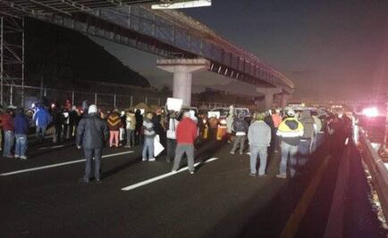 Bloquean la Puebla-México; cierran circulación