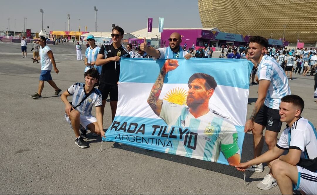 Aficionados argentinos con banderas del gran ídolo / Foto: Edgar Luna - EL UNIVERSAL