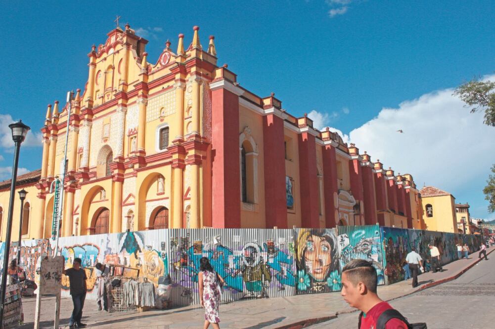 Una barrera de láminas con muestras de arte urbano impiden el acceso a la Catedral de San Cristóbal de las Casas. Fotos: NÉSTOR RAMÍREZ VEGA. EL UNIVERSAL