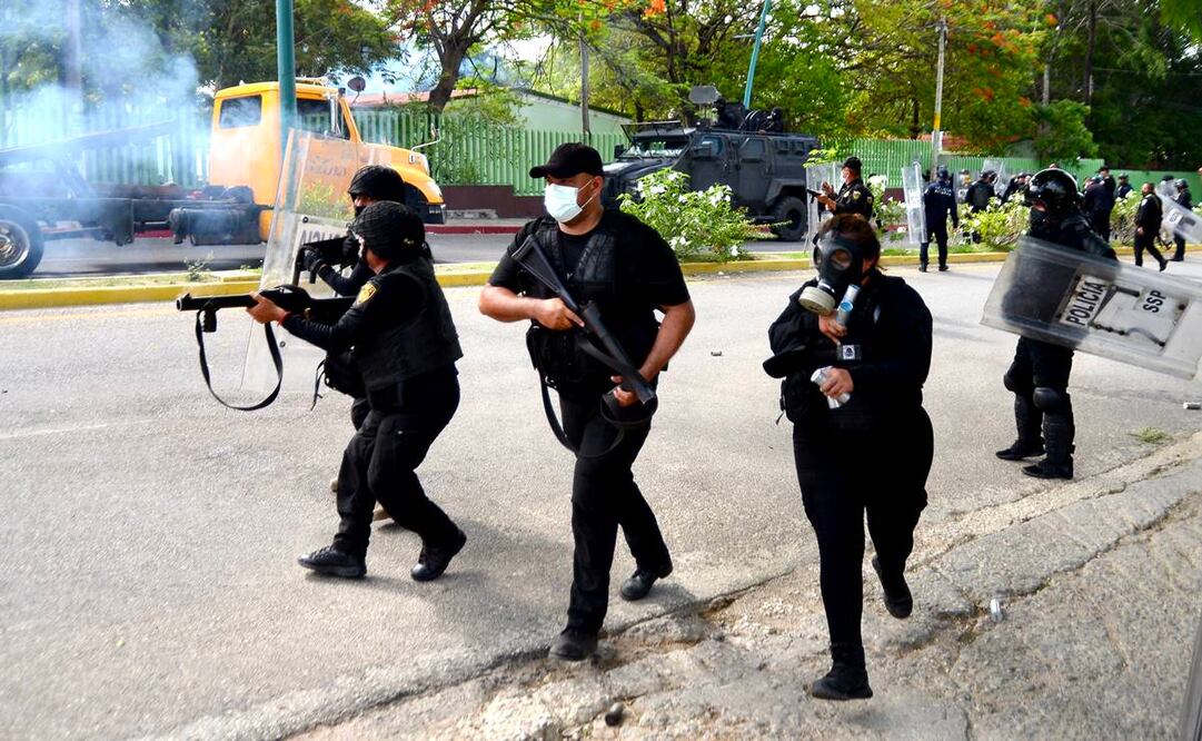 La policía estatal implementó un operativo para desplazar a normalistas que cerraron el libramiento norte y a otro grupo que tomó la caseta de cobro Chiapa de Corzo-San Cristóbal de las Casas. Foto: Jacob García/ El Universal.
