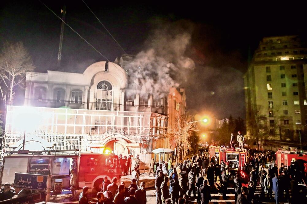 Bomberos apagaban ayer el fuego en la embajada saudita en Teherán, incendiada durante una protesta por la ejecución del clérigo Nimr Baqir al-Nimr (MOHAMMADREZA NADIMI. AP)