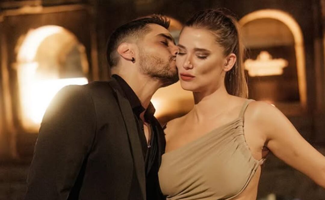 El actor Alex Perea se compromete con su novia Raquel Alcalá.