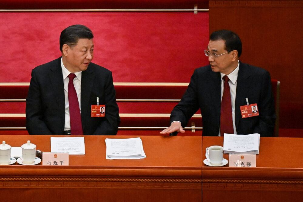 El presidente de China, Xi Jinping (izquierda), habla con el primer ministro Li Keqiang (derecha) durante la sesión de apertura de la Asamblea Popular Nacional (APN) en el Gran Salón del Pueblo en Beijing. Foto: AFP