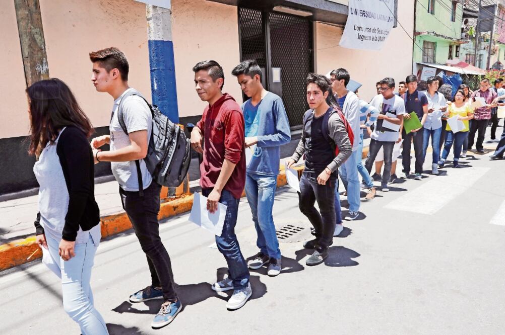 Miles de jóvenes en la fila de ingreso para el examen de la UNAM llegaron puntuales a la Universidad Latina campus Sur, una de las sedes para presentarlo; varios aprovecharon el tiempo de espera para estudiar con sus celulares o guías. Foto:IRVIN OLIVARES
