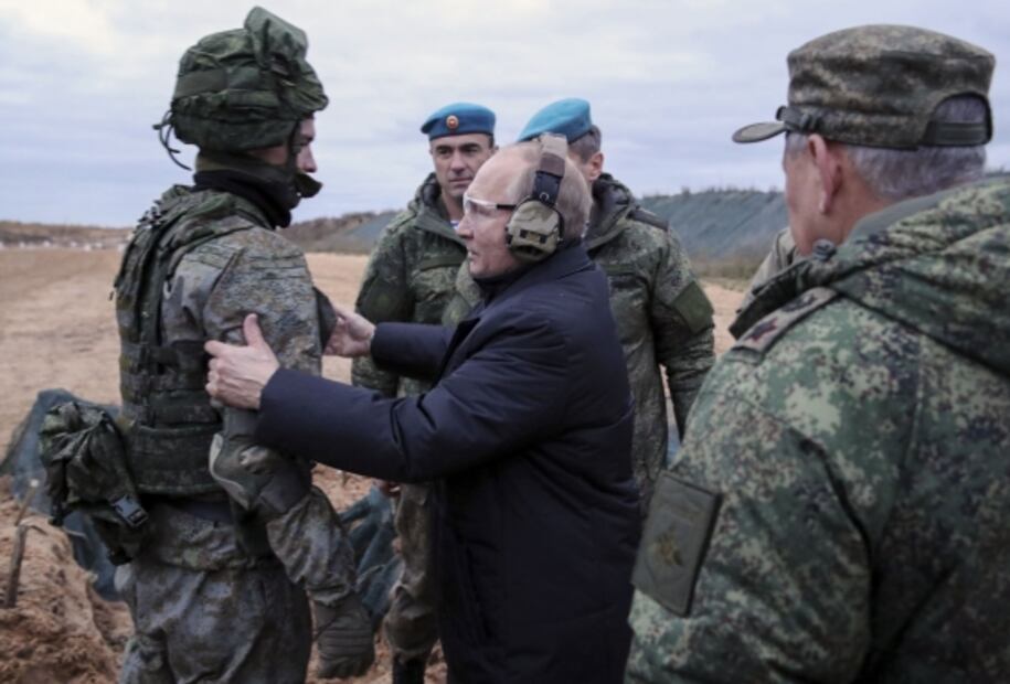 Putin visita movilizados cerca de Moscú y dispara un fusil de francotirador