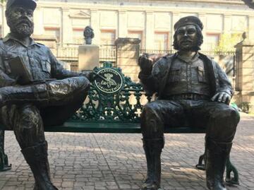 Rechazan retiro de esculturas de Fidel Castro y Ernesto "Che" Guevara en la alcaldía Cuauhtémoc; "devuelvan las estatuas", piden