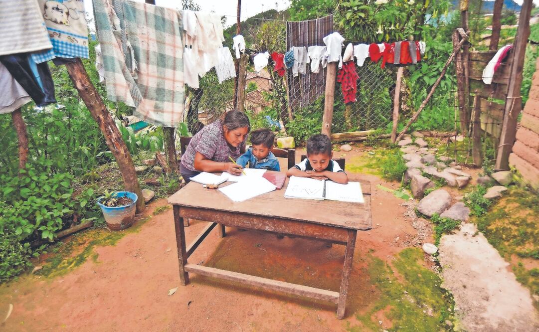 Los recursos de las becas no sólo se usan en útiles escolares y cuotas, sino también en alimentos, reconocieron padres de familia al Coneval.  Archivo El Universal