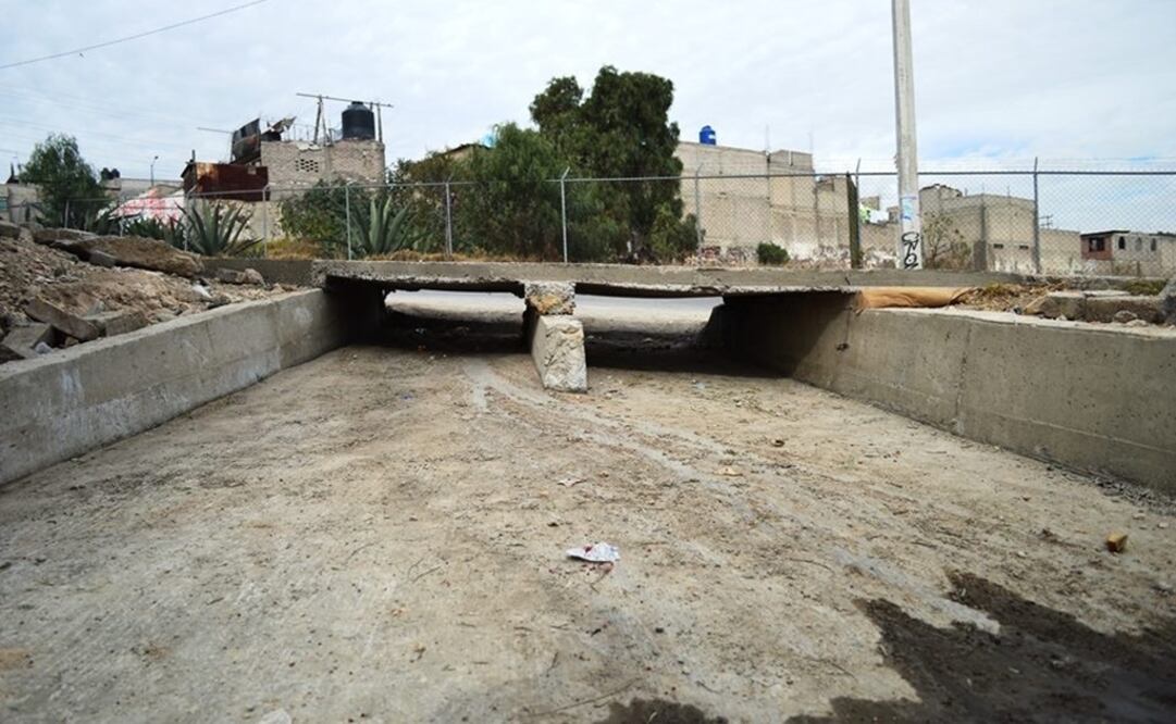Los lavaderos consisten en orificios a la orilla de las guarniciones que ayudan a desviar el agua (Foto: Emilio Fernández)