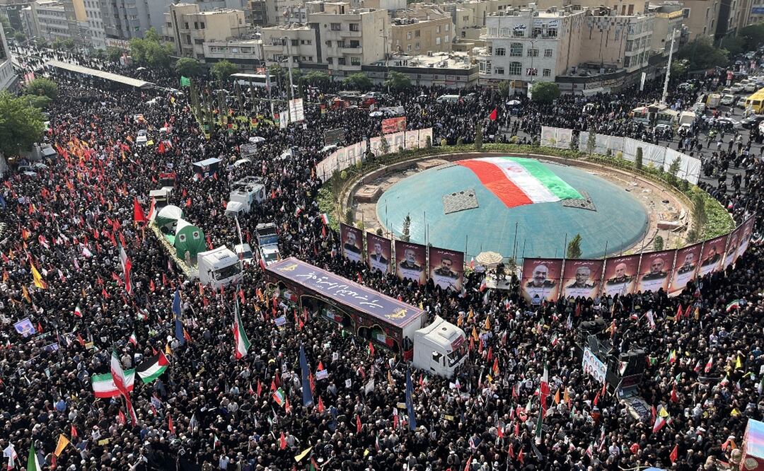 Cientos de iraníes llenaron las calles del centro de Teherán para asistir al funeral del jefe de la Guardia Revolucionaria y de otros altos mandos y científicos nucleares muertos durante una guerra de 12 días con Israel. Foto: EFE