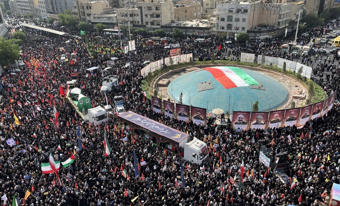Cientos de iraníes llenaron las calles del centro de Teherán para asistir al funeral del jefe de la Guardia Revolucionaria y de otros altos mandos y científicos nucleares muertos durante una guerra de 12 días con Israel. Foto: EFE