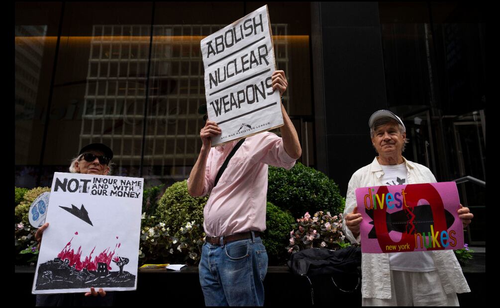 Personas levantan carteles durante una concentración por la paz frente al Consulado General de Japón, el martes 5 de agosto de 2025, en Nueva York. (Foto AP/Yuki Iwamura)