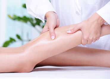 Así debes aplicar el aceite de oliva para combatir las varices