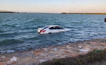 Conductor de automóvil pierde el control y termina en una ría de Yucatán; logra salir por sus propios medios