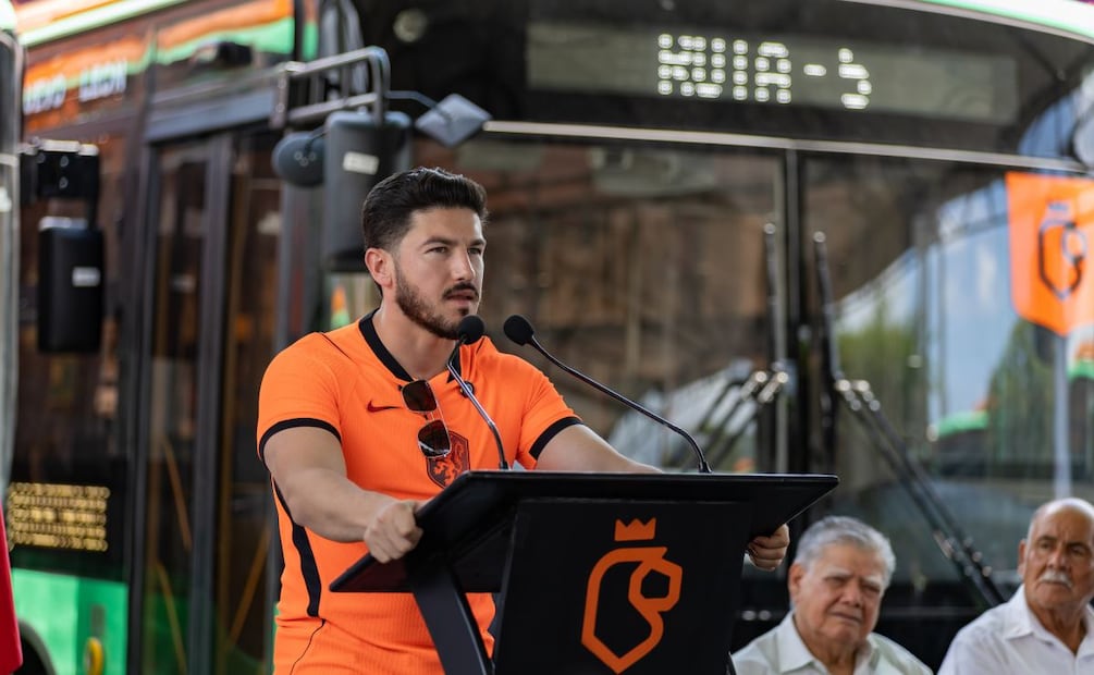 Entrega de 30 nuevos autobuses en Monterrey, Nuevo León, encabezada por el gobernador Samuel García. Foto: Especial