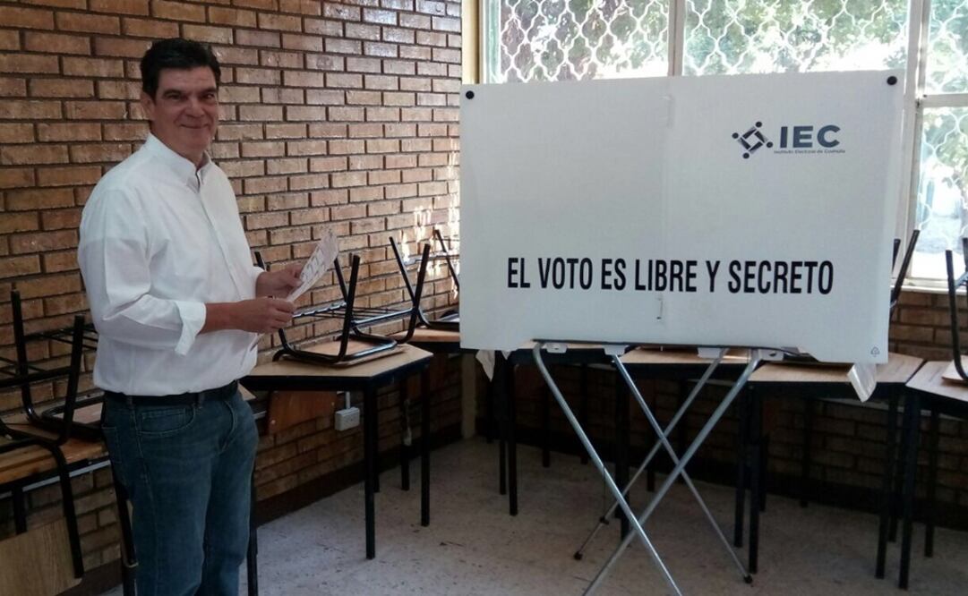 José Ángel Pérez emite su voto en Coahuila; exhorta a salir a votar