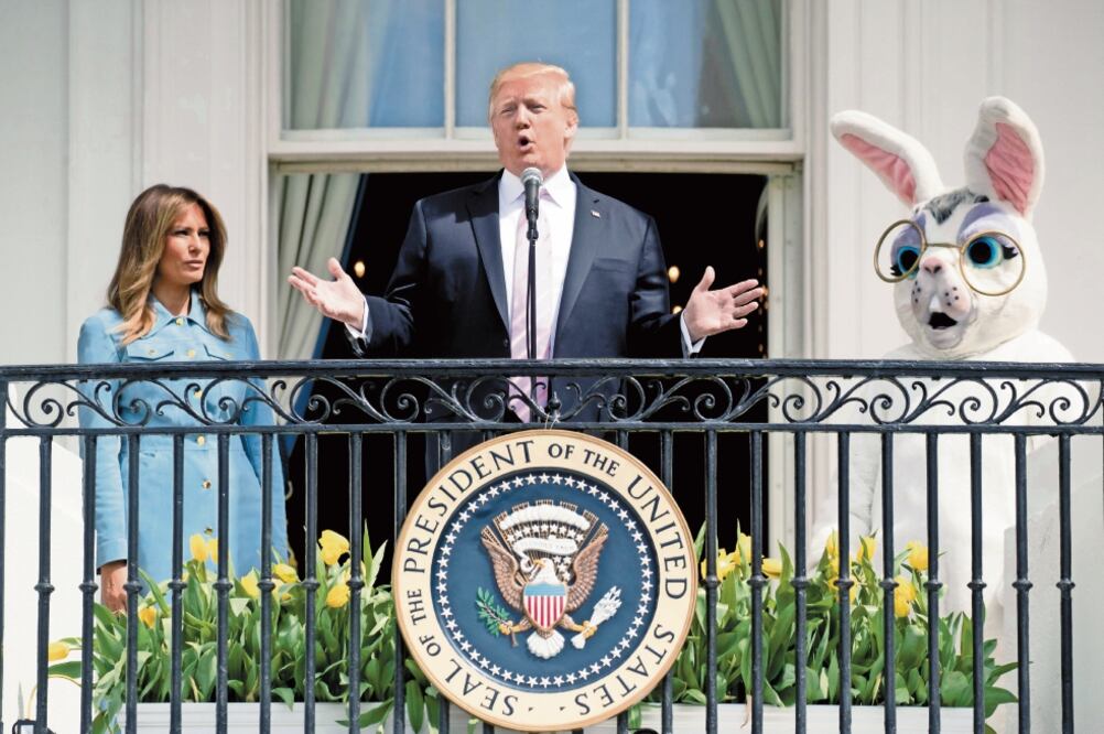 El presidente estadounidense, Donald Trump, ayer durante una celebración de la Pascua en la Casa Blanca, donde refutó a periodistas sobre cuestiones del Ru siagate. / ANDREW HARNIK. AP