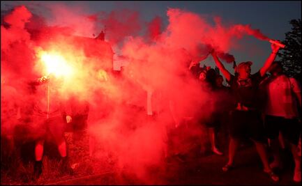 Aficionados del Liverpool salen a las calles a festejar título