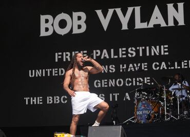 Departamento de Estado de EU revoca visas a dúo de punk Bob Vylan; acusa discurso de odio en festival Glastonbury