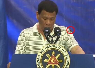 Captan a cucaracha que camina sobre presidente de Filipinas en pleno discurso