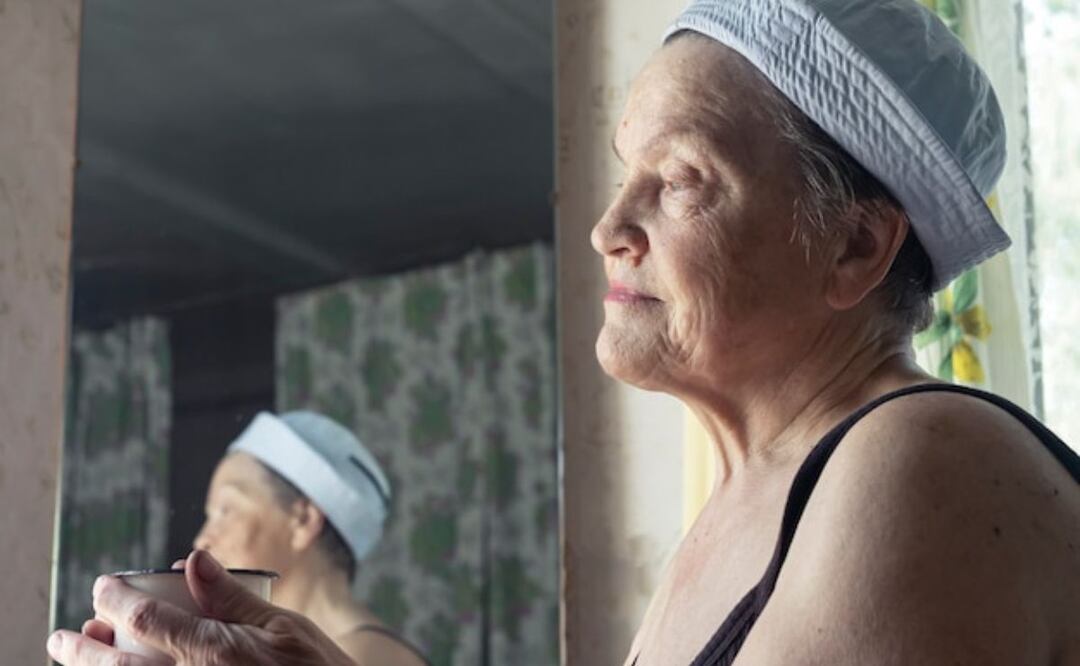 La pérdida de altura es un proceso natural del envejecimiento. Fuente: Freepik.