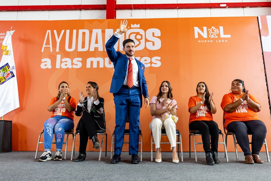 Las autoridades realizaron una entrega simbólica de tarjetas alas beneficiarias del Programa "Ayudamos a las Mujeres".
Foto: Especial.