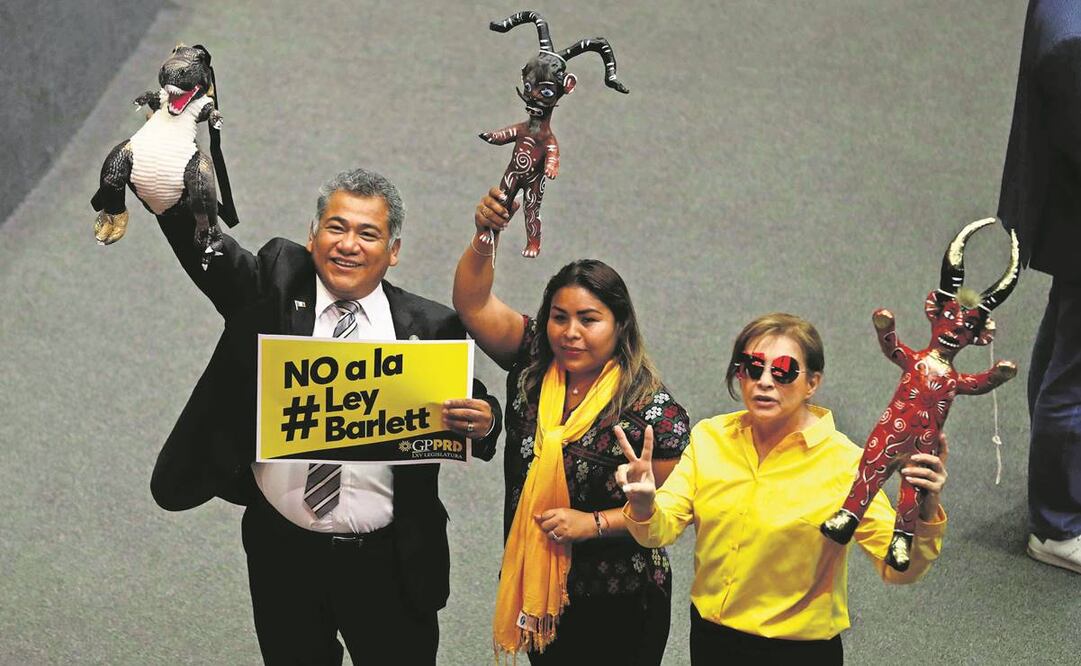 Diputados del PRD llevaron a la sesión ordinaria muñecos alusivos al titular de la CFE, acompañados de una pancarta con el mensaje “No a la Ley Bartlett”. Foto: Diego Simón/ EL UNIVERSAL.