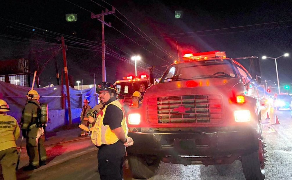 Elementos del Cuerpo de Bomberos de San José del Cabo acudieron a los sitios y lograron controlar y sofocar ambos incendios. | Foto: Especial.