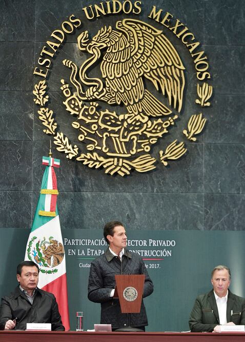 El presidente Enrique Peña Nieto, flanqueado por los secretarios de Gobernación, Miguel Ángel Osorio Chong y de Hacienda, José Antonio Meade, en la ceremonia en el que se reconoció el aporte del sector privado a la reconstrucción.