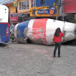 Revolvedora se queda sin frenos; hay 15 lesionados