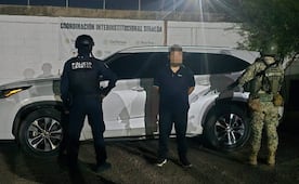 Detienen a sujeto con vehículo robado en Sinaloa; aseguran 5 unidades más y armas de fuego