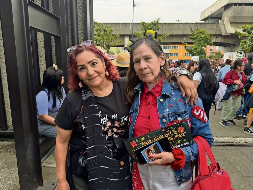 Norma Cortés, de 50 años, y Claudia Bautista, de 60, vinieron desde la ciudad de Torreón sin boleto para poder escuchar a sus ídolos. Foto: César González/ EL UNIVERSAL y AFP