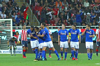Cruz Azul golea con polémica arbitral a Chivas