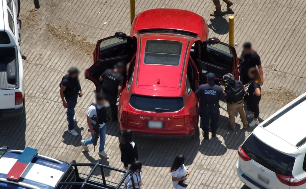 Con engaños forzaron a que el adulto mayor y la menor de edad se trasladaran a una plaza comercial donde los mantuvieron incomunicados. Foto: Especial