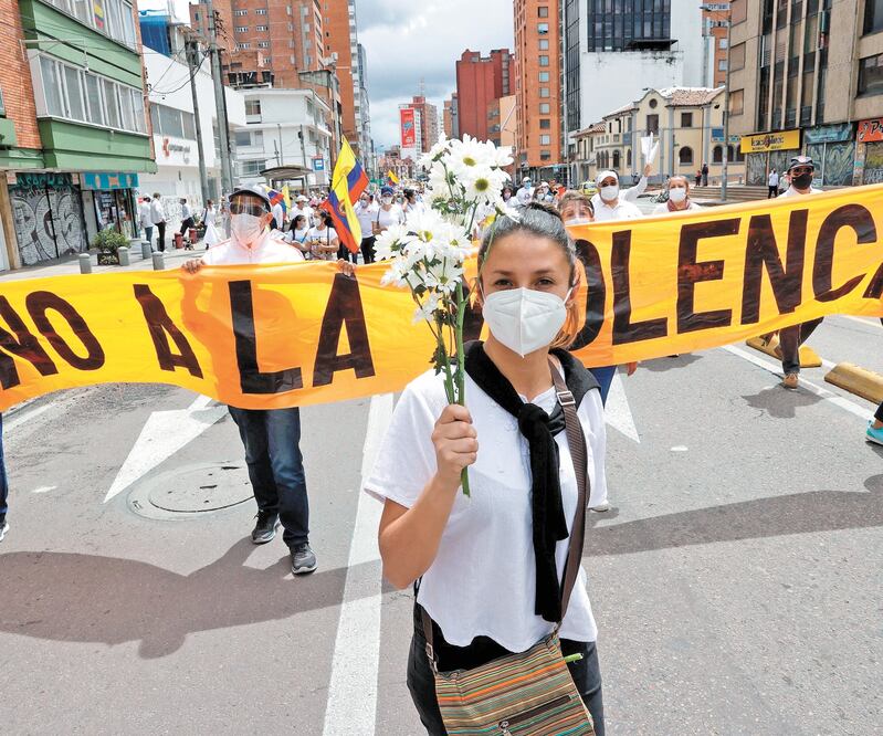 A un mes del inicio de las protestas en Colombia, ciudadanos vestidos de blanco marcharon contra el paro nacional, en Bogotá. Foto: MAURICIO DUEÑS CASTAÑEDA. EFE