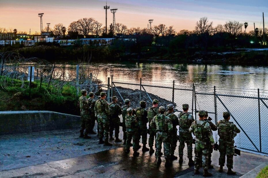 Soldados de la Guardia Nacional, en las orillas del río Grande en Shelby Park en enero, en Eagle Pass, Texas. Foto: Archivo | AFP