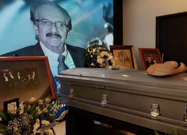 Entre decenas de flores blancas y fotos de los Hermanos Castro, dan el último adiós al actor Benito Castro