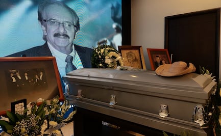 Entre decenas de flores blancas y fotos de los Hermanos Castro, dan el último adiós al actor Benito Castro