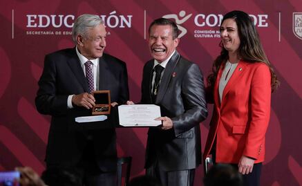 AMLO entrega PND y promete más apoyo económico a los atletas