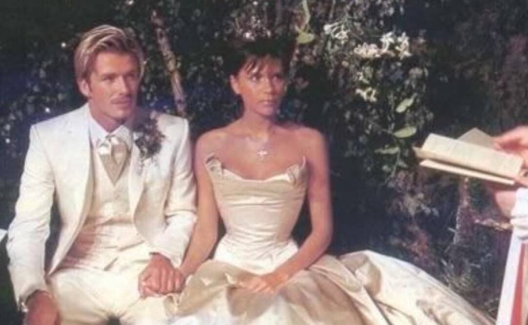 En la imagen que compartió David se observa a ambos tomados de la mano y vestidos de blanco druante la ceremonia de casamiento. (FOTO de Instagram)