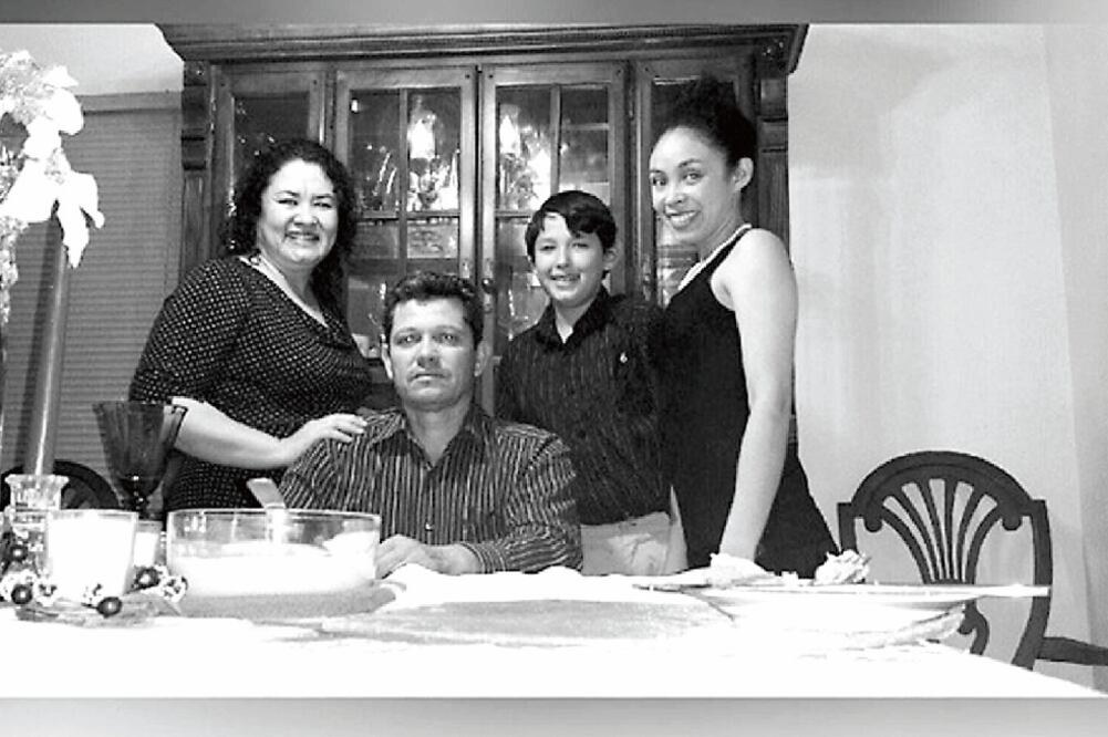 Juan Espinoza (al centro), originario de Ciudad Obregón, con su familia en San Bernardino, en una imagen tomada del Instagram de su hija, Jerusalem (FOTO TOMADA DE JERUSALEM_ESME: INSTAGRAM)