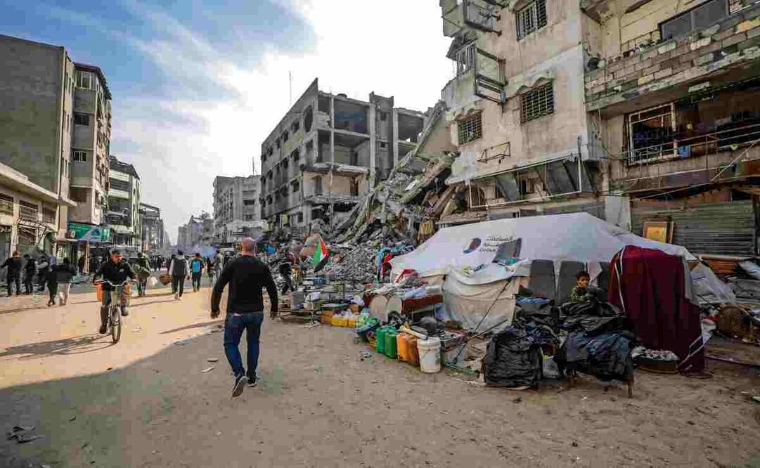 Palestinos caminan por las calles de Gaza en medio de un alto el fuego entre Israel y Hamas. (29/01/2025) Foto: Mohammed Saber | EFE