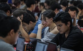 Entre nervios y bendiciones, aspirantes a la UNAM inician Examen de Control en Guanajuato; forman fila de más de 100 metros.
Foto: Gabriel Pano / EL UNIVERSAL