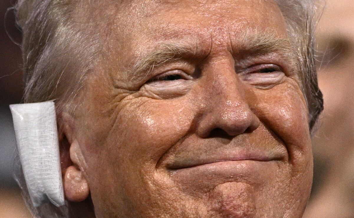 El expresidente estadounidense y candidato presidencial republicano, Donald Trump, es visto con una venda en la oreja después de ser herido en un intento de asesinato a su llegada a la Convención Nacional Republicana de 2024. Foto: Brendan SMIALOWSKI / AFP