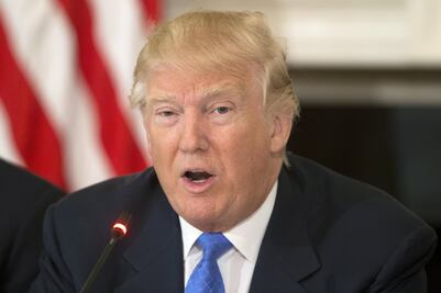 Trump asegura a ejecutivos que devolverá millones de empleos a EU