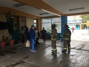 Sofocan incendio en secundaria de la colonia Doctores