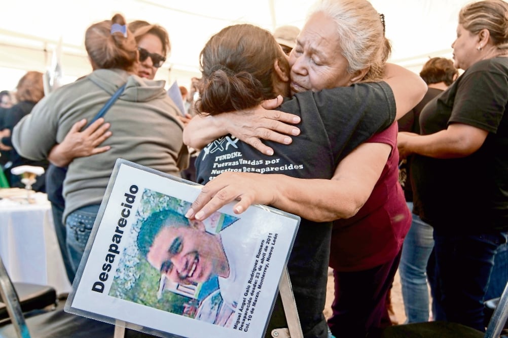 Integrantes de la organización Fuerzas Unidas por Nuestros Desaparecidos en Nuevo León realizaron la ceremonia en el exterior del ejido Las Abejas, para no “contaminar ” el área, tras colocación de sellos (GABRIELA PÉREZ.)