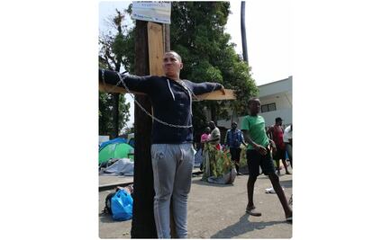 Migrante cubano se “crucifica” en Chiapas